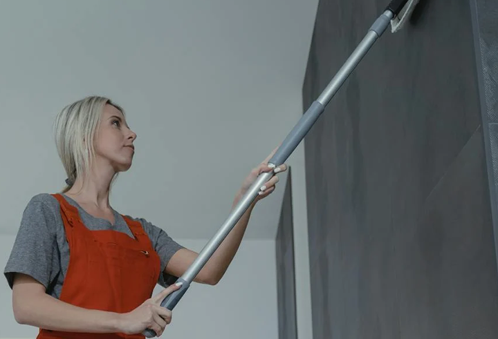 Cleaning skirting boards and corners